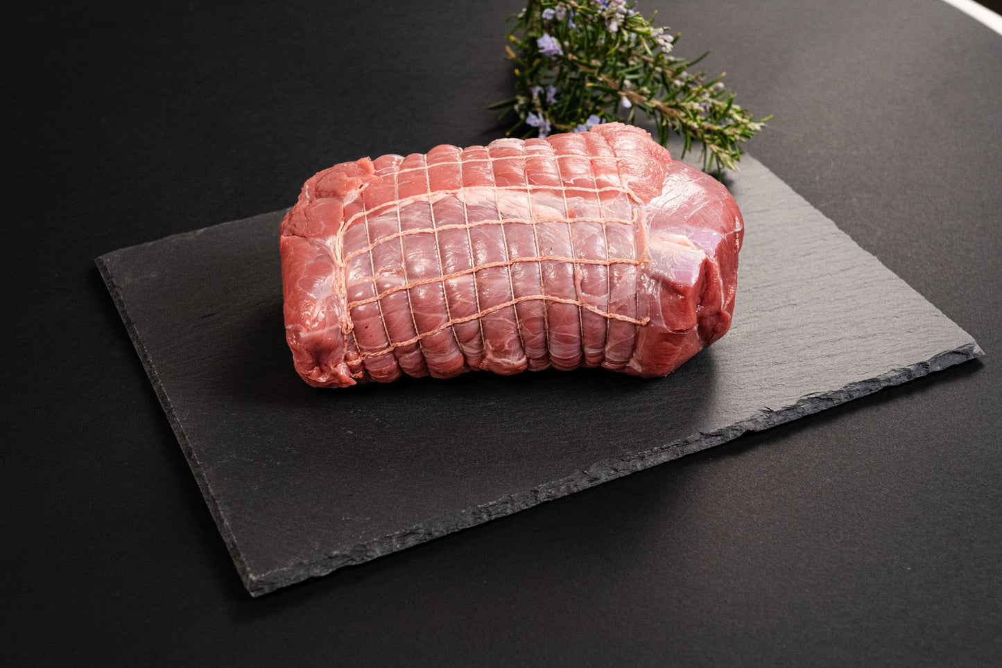 Arrosto di Limousine0 cresciuto e allevato in Val Chiavenna. Un taglio apprezzato per la sua incredibile tenerezza e il ricco sapore.
