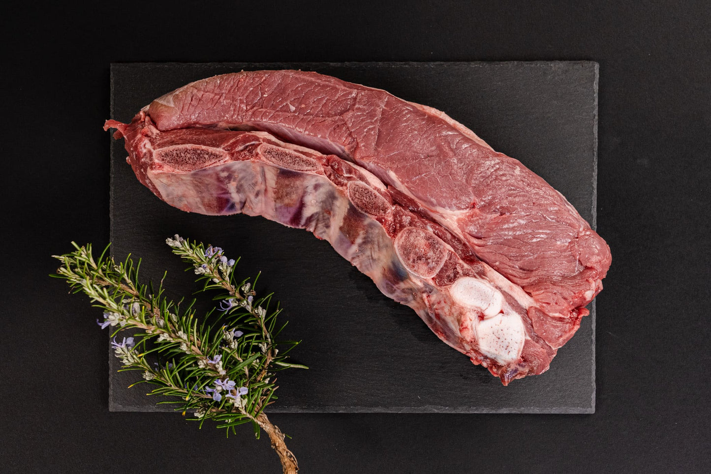 L'Asado di Limousine, proveniente dalla Val Chiavenna, si distingue per la sua eccellente tenerezza e il profondo sapore, risultato di un allevamento responsabile.