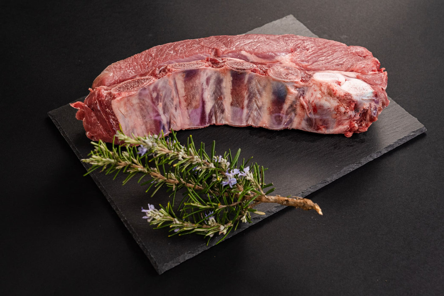 L'Asado di Limousine, proveniente dalla Val Chiavenna, si distingue per la sua eccellente tenerezza e il profondo sapore, risultato di un allevamento responsabile.