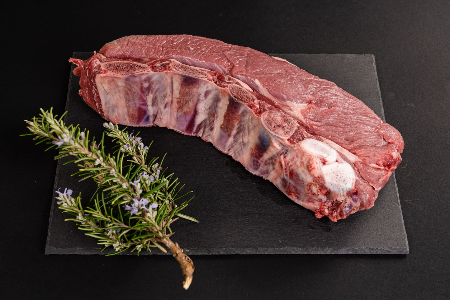 L'Asado di Limousine, proveniente dalla Val Chiavenna, si distingue per la sua eccellente tenerezza e il profondo sapore, risultato di un allevamento responsabile.