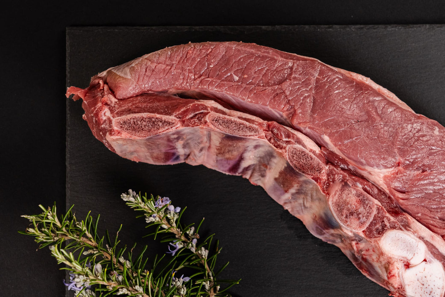 L'Asado di Limousine, proveniente dalla Val Chiavenna, si distingue per la sua eccellente tenerezza e il profondo sapore, risultato di un allevamento responsabile.
