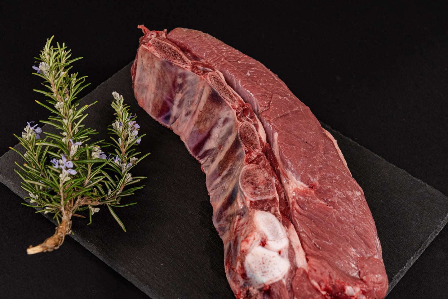 L'Asado di Limousine, proveniente dalla Val Chiavenna, si distingue per la sua eccellente tenerezza e il profondo sapore, risultato di un allevamento responsabile.