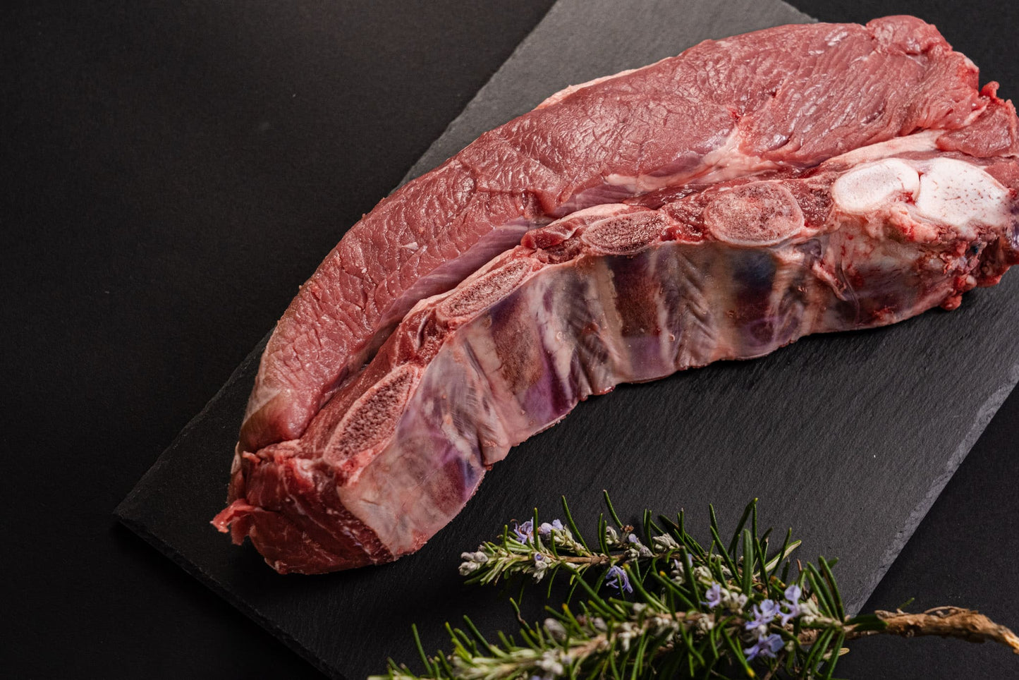 L'Asado di Limousine, proveniente dalla Val Chiavenna, si distingue per la sua eccellente tenerezza e il profondo sapore, risultato di un allevamento responsabile.