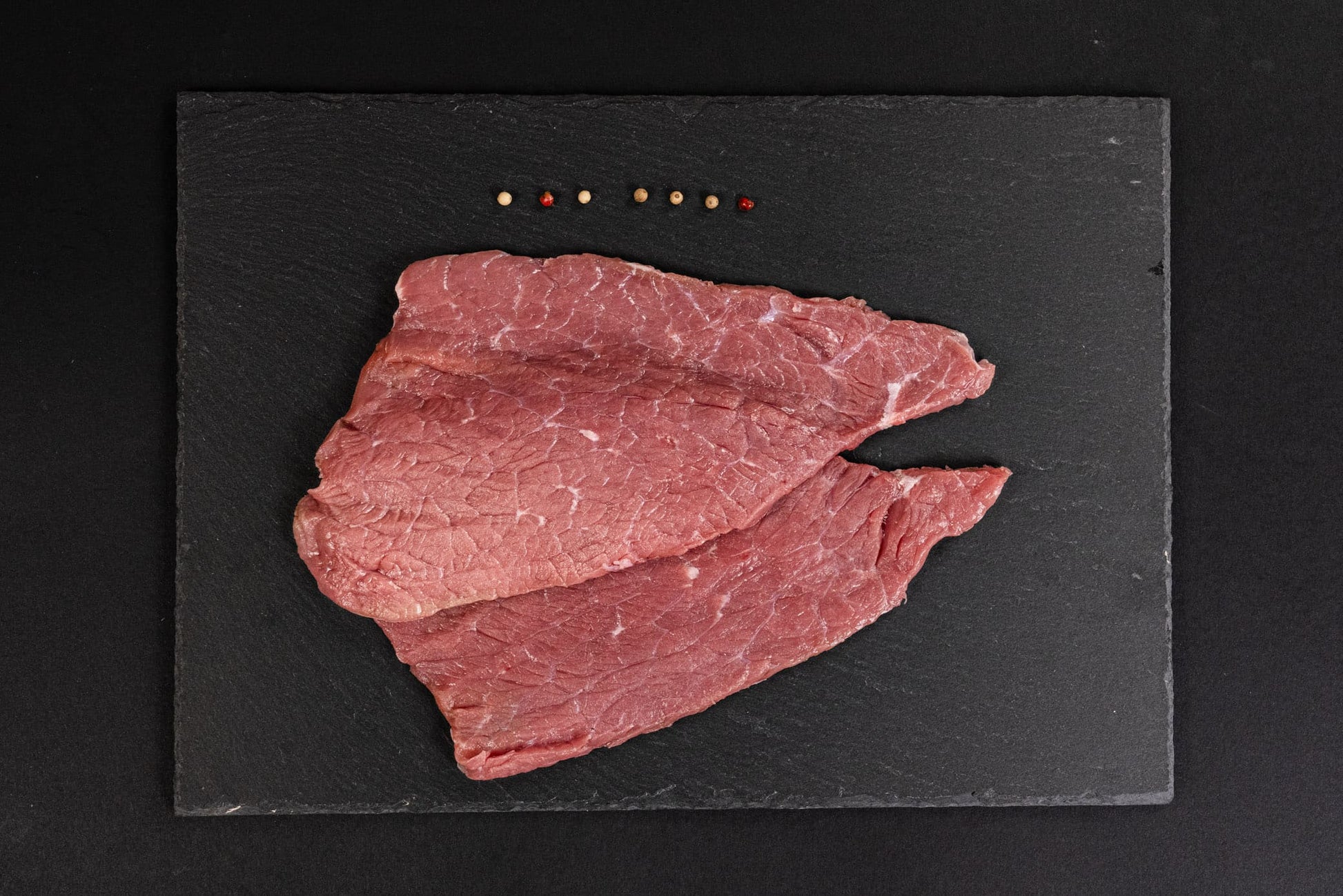 Le nostre Bistecche per Impanate, provenienti da carne cresciuta e allevata in Valchiavenna, offrono una consistenza tenera e succosa. Ideale per creare impanate croccanti fuori e morbide dentro.