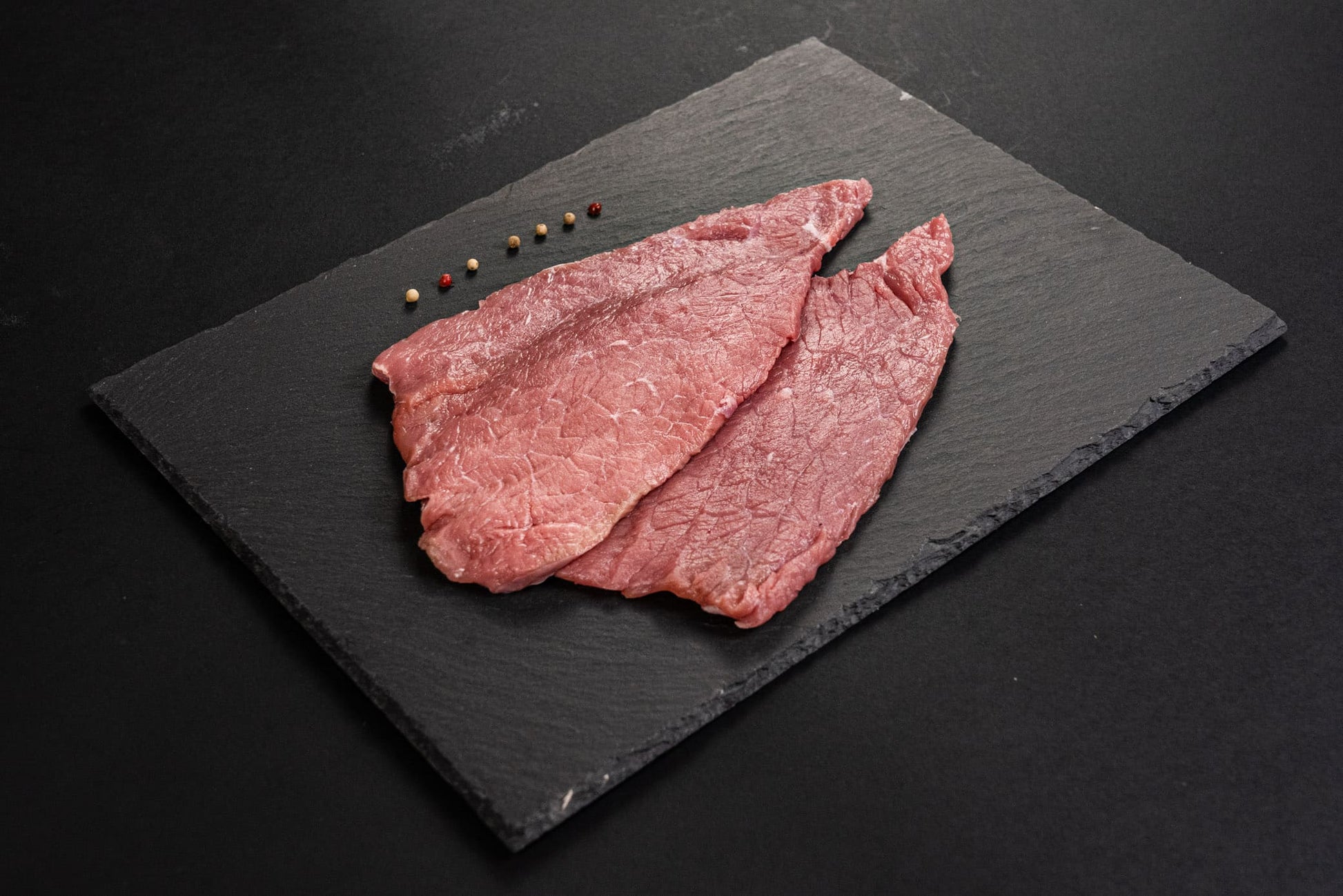 Le nostre Bistecche per Impanate, provenienti da carne cresciuta e allevata in Valchiavenna, offrono una consistenza tenera e succosa. Ideale per creare impanate croccanti fuori e morbide dentro.