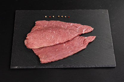 Le nostre Bistecche per Impanate, provenienti da carne cresciuta e allevata in Valchiavenna, offrono una consistenza tenera e succosa. Ideale per creare impanate croccanti fuori e morbide dentro.