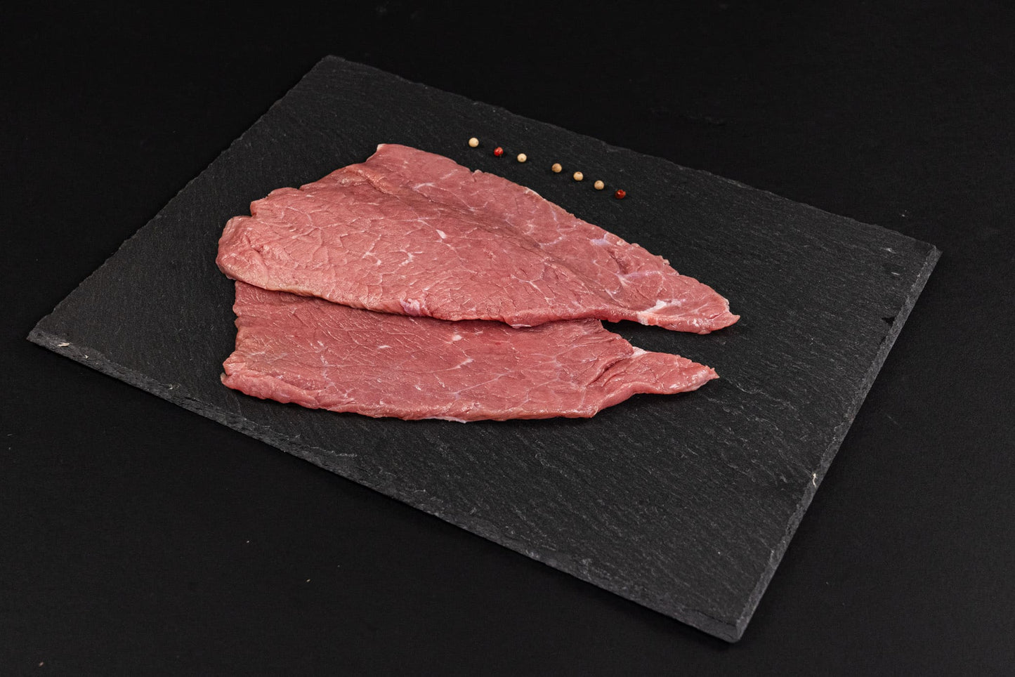 Le nostre Bistecche per Impanate, provenienti da carne cresciuta e allevata in Valchiavenna, offrono una consistenza tenera e succosa. Ideale per creare impanate croccanti fuori e morbide dentro.