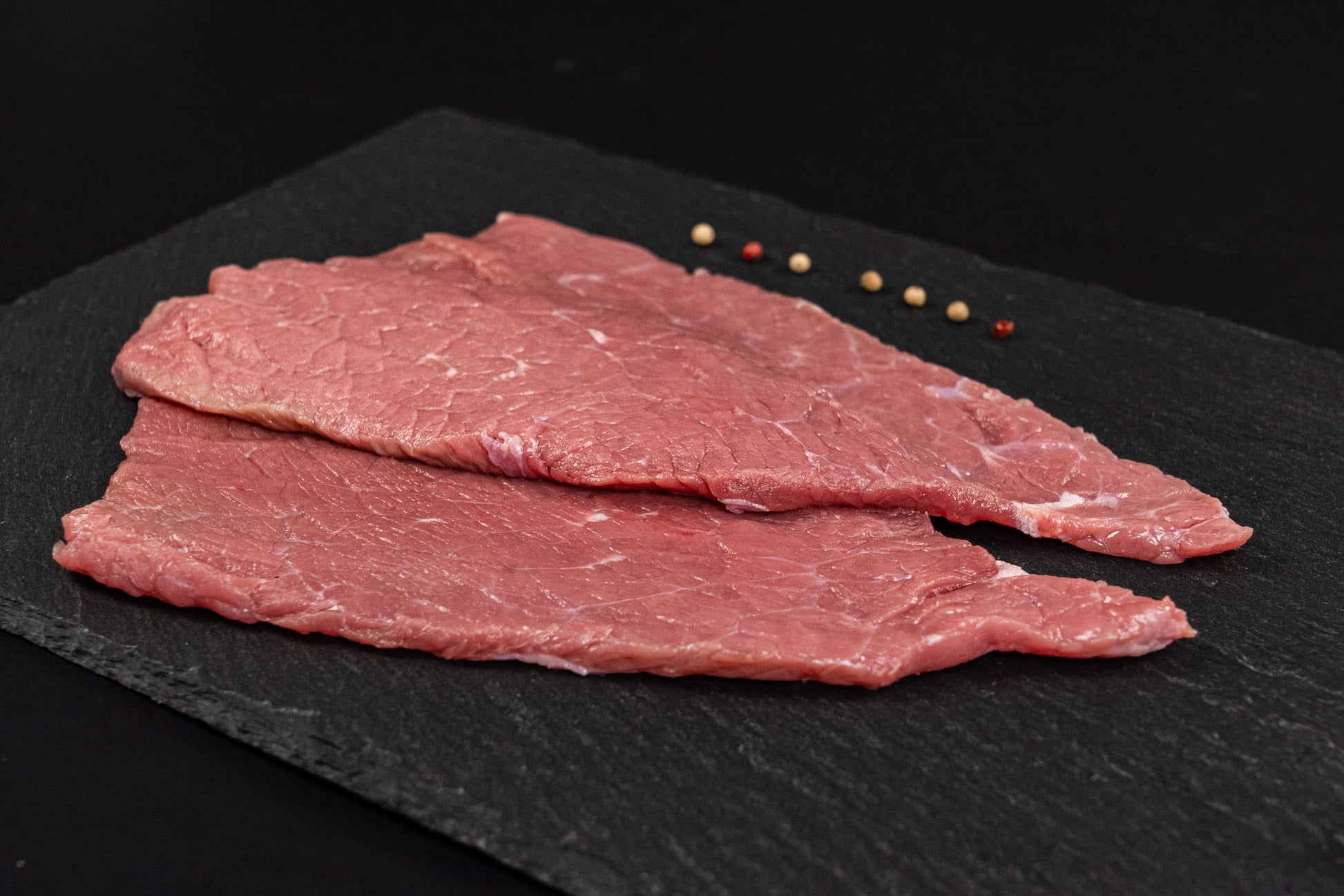 Le nostre Bistecche per Impanate, provenienti da carne cresciuta e allevata in Valchiavenna, offrono una consistenza tenera e succosa. Ideale per creare impanate croccanti fuori e morbide dentro.