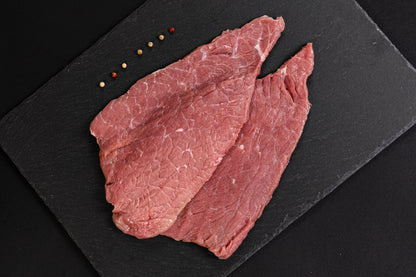 Le nostre Bistecche per Impanate, provenienti da carne cresciuta e allevata in Valchiavenna, offrono una consistenza tenera e succosa. Ideale per creare impanate croccanti fuori e morbide dentro.