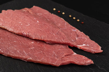 Le nostre Bistecche per Impanate, provenienti da carne cresciuta e allevata in Valchiavenna, offrono una consistenza tenera e succosa. Ideale per creare impanate croccanti fuori e morbide dentro.