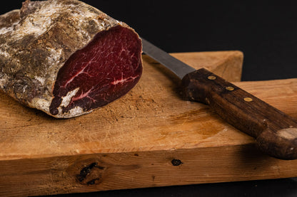 La Bresaola della Valchiavenna delle nostre mucche, è un prodotto speciale, un salume magro e saporito, ottenuto dalla miglior carne di Limousine.