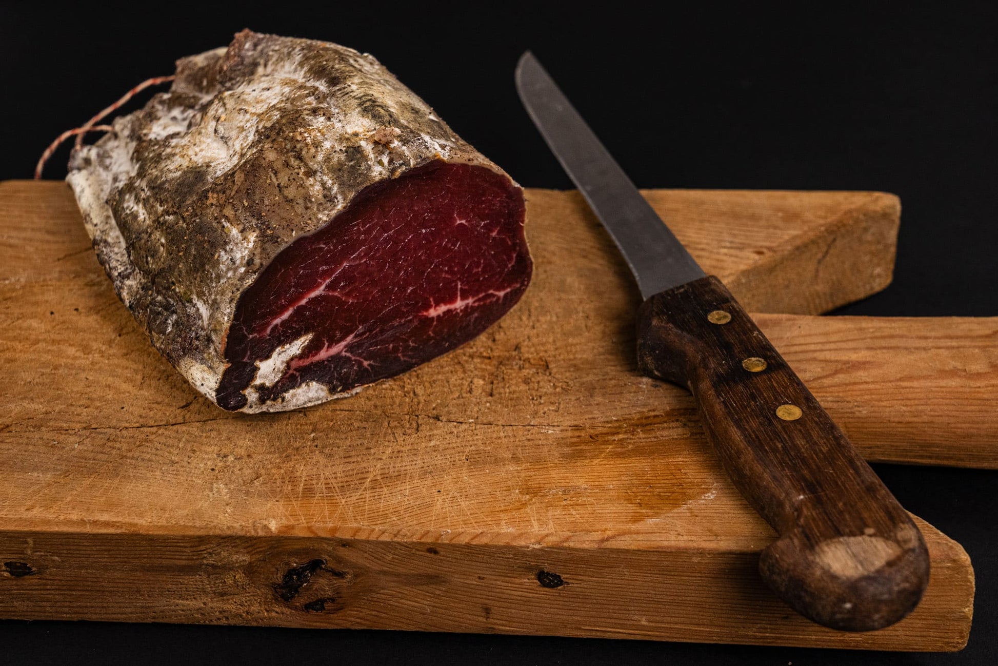 La Bresaola della Valchiavenna delle nostre mucche, è un prodotto speciale, un salume magro e saporito, ottenuto dalla miglior carne di Limousine.