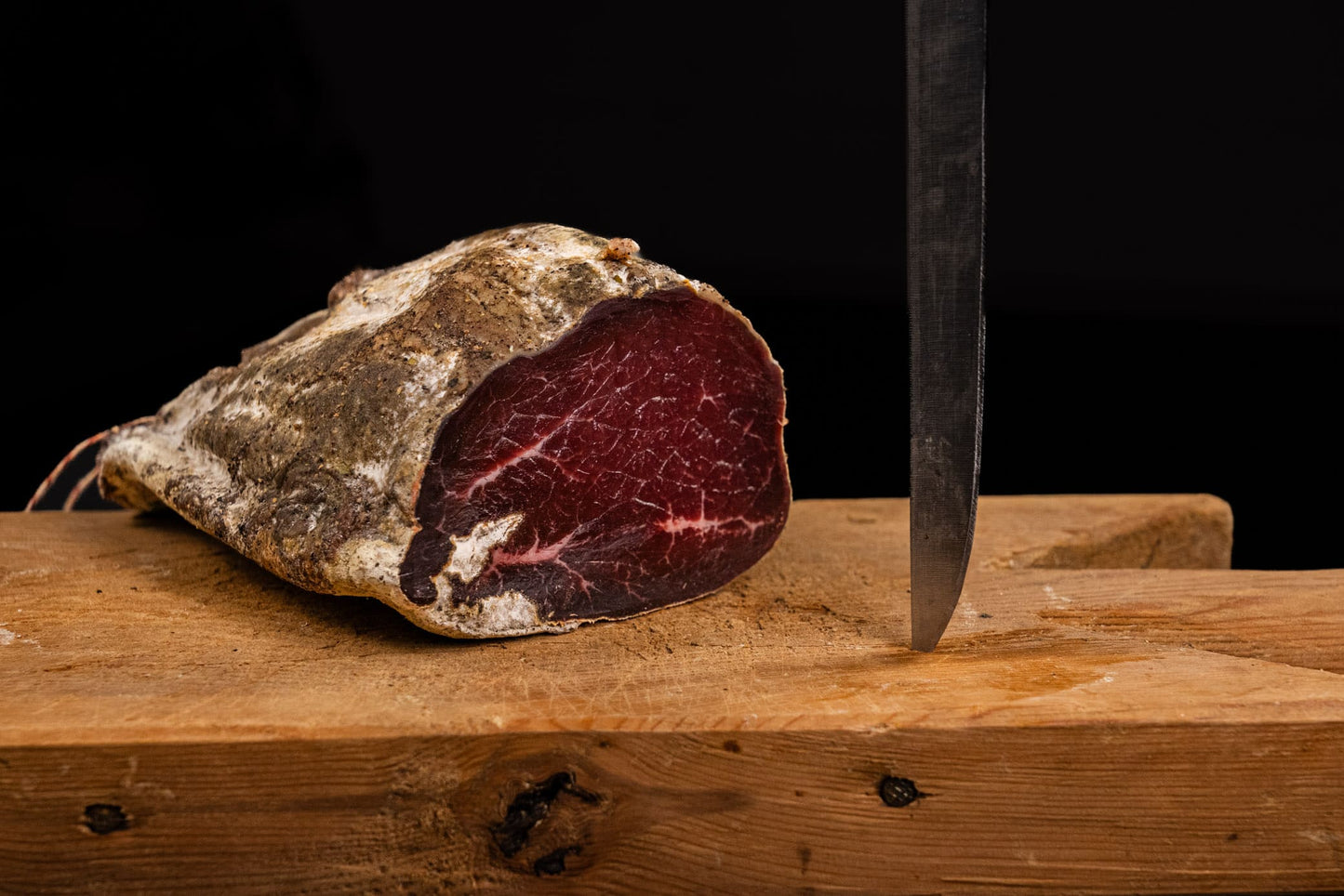 La Bresaola della Valchiavenna delle nostre mucche, è un prodotto speciale, un salume magro e saporito, ottenuto dalla miglior carne di Limousine.