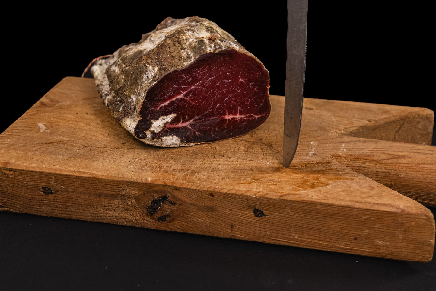 La Bresaola della Valchiavenna delle nostre mucche, è un prodotto speciale, un salume magro e saporito, ottenuto dalla miglior carne di Limousine.