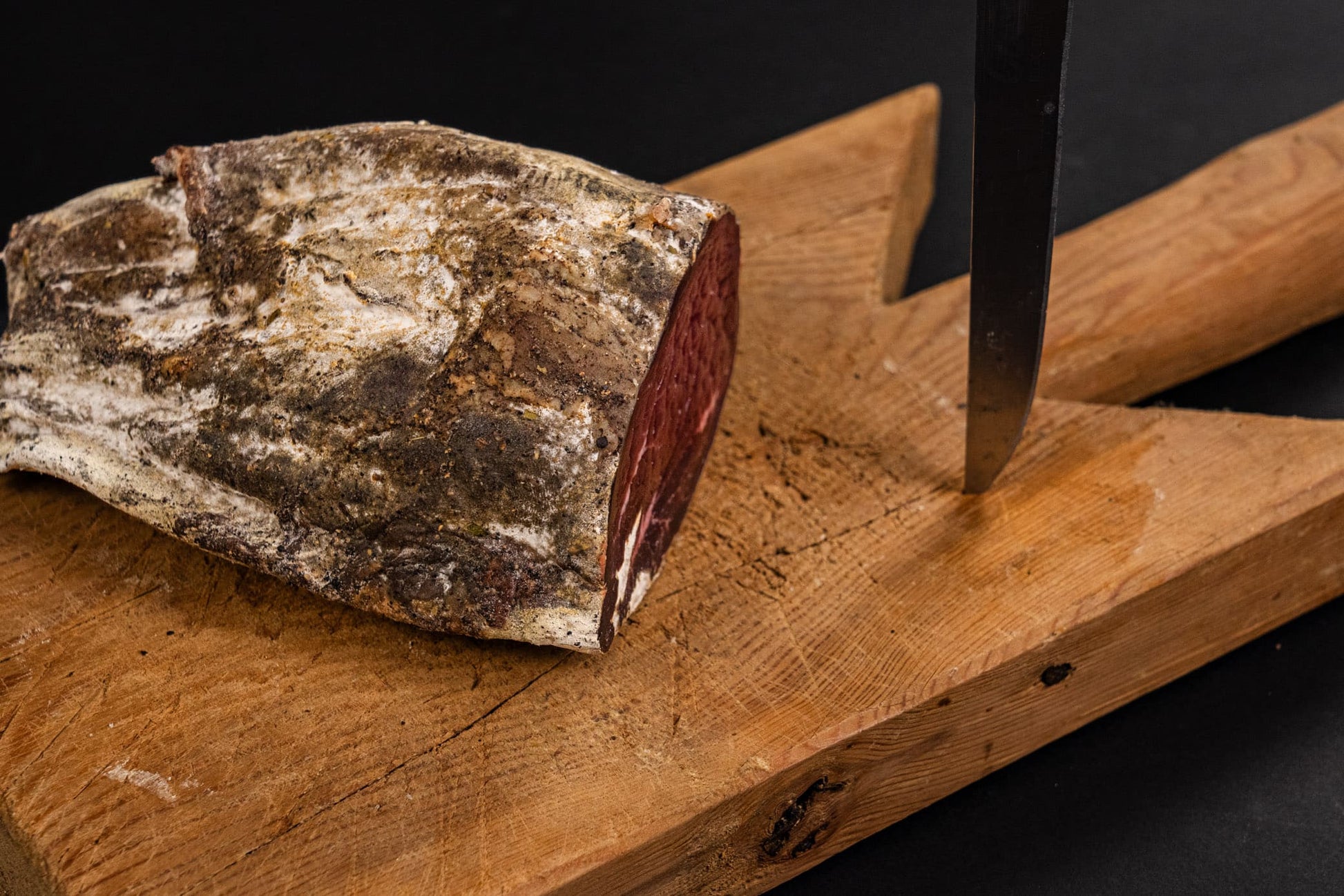 La Bresaola della Valchiavenna delle nostre mucche, è un prodotto speciale, un salume magro e saporito, ottenuto dalla miglior carne di Limousine.