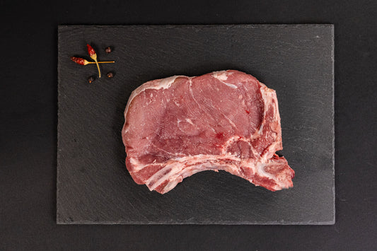 La Costata Singola, proveniente dalla prestigiosa razza Limousine della Valchiavenna, è un taglio che esalta la tradizione culinaria con la sua straordinaria tenerezza.