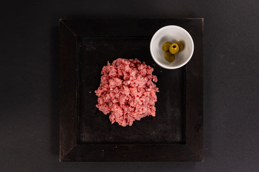 La nostra carne Trita Scelta di Limousine proviene direttamente dalla Val Chiavenna, distinguendosi per il sapore intenso e la qualità superiore, frutto di un allevamento rispettoso e sostenibile.
