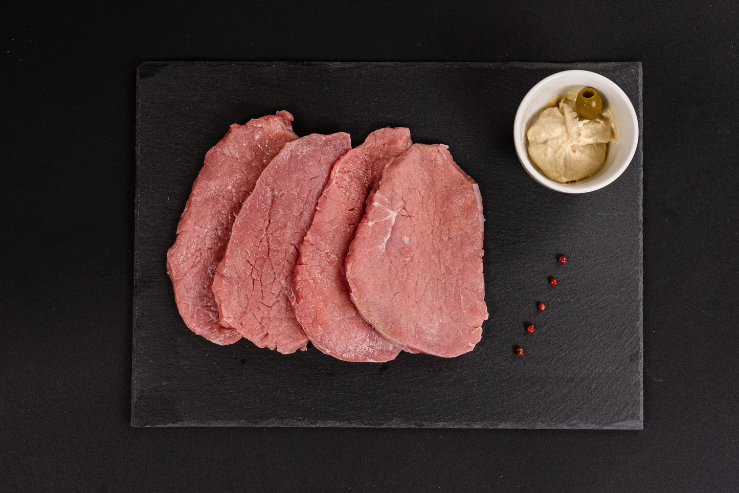 Le nostre Scaloppine, provenienti da bovini di razza Limousine allevate in Valchiavenna, sono tagli sottili e teneri, ideali per piatti veloci e raffinati.