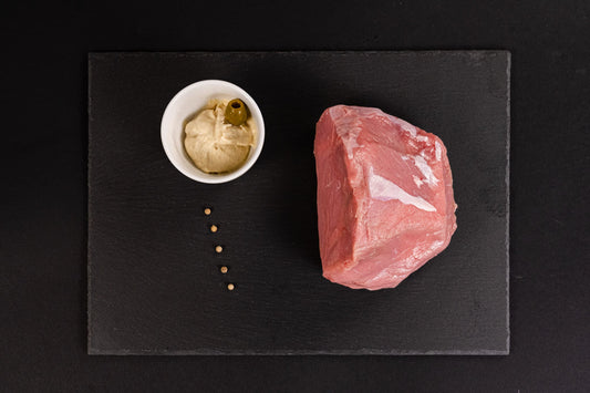 Il nostro Vitello Tonnato proviene dalla pregiata razza Limousine, cresciuto in Valchiavenna. Conosciuto per la sua straordinaria tenerezza, questo taglio di carne è l'ingrediente perfetto per un piatto tradizionale italiano.