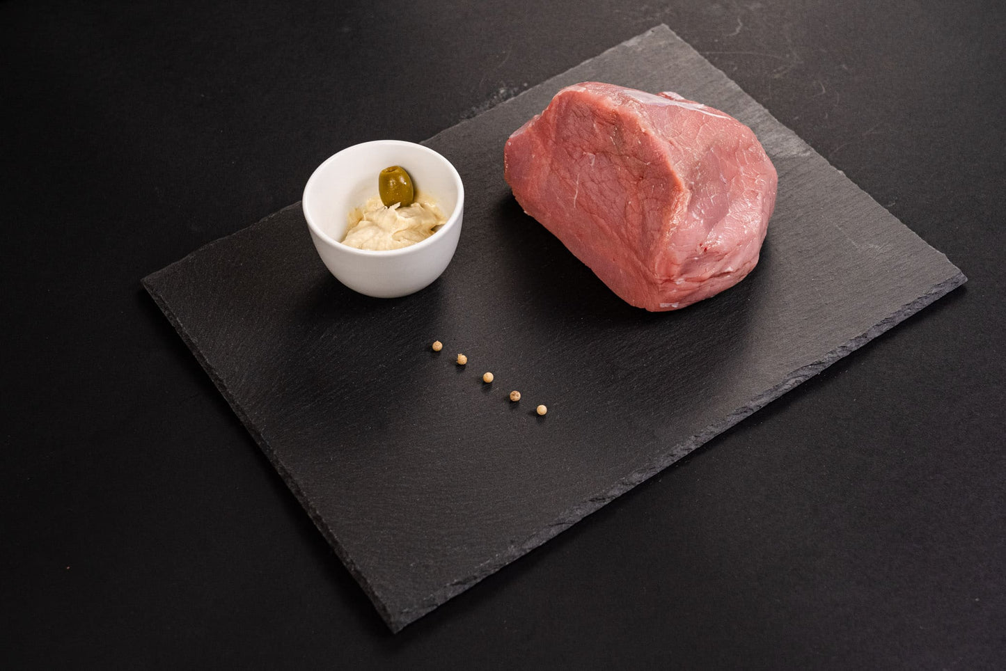 Il nostro Vitello Tonnato proviene dalla pregiata razza Limousine, cresciuto in Valchiavenna. Conosciuto per la sua straordinaria tenerezza, questo taglio di carne è l'ingrediente perfetto per un piatto tradizionale italiano.