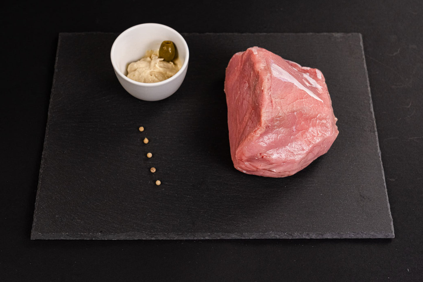 Il nostro Vitello Tonnato proviene dalla pregiata razza Limousine, cresciuto in Valchiavenna. Conosciuto per la sua straordinaria tenerezza, questo taglio di carne è l'ingrediente perfetto per un piatto tradizionale italiano.