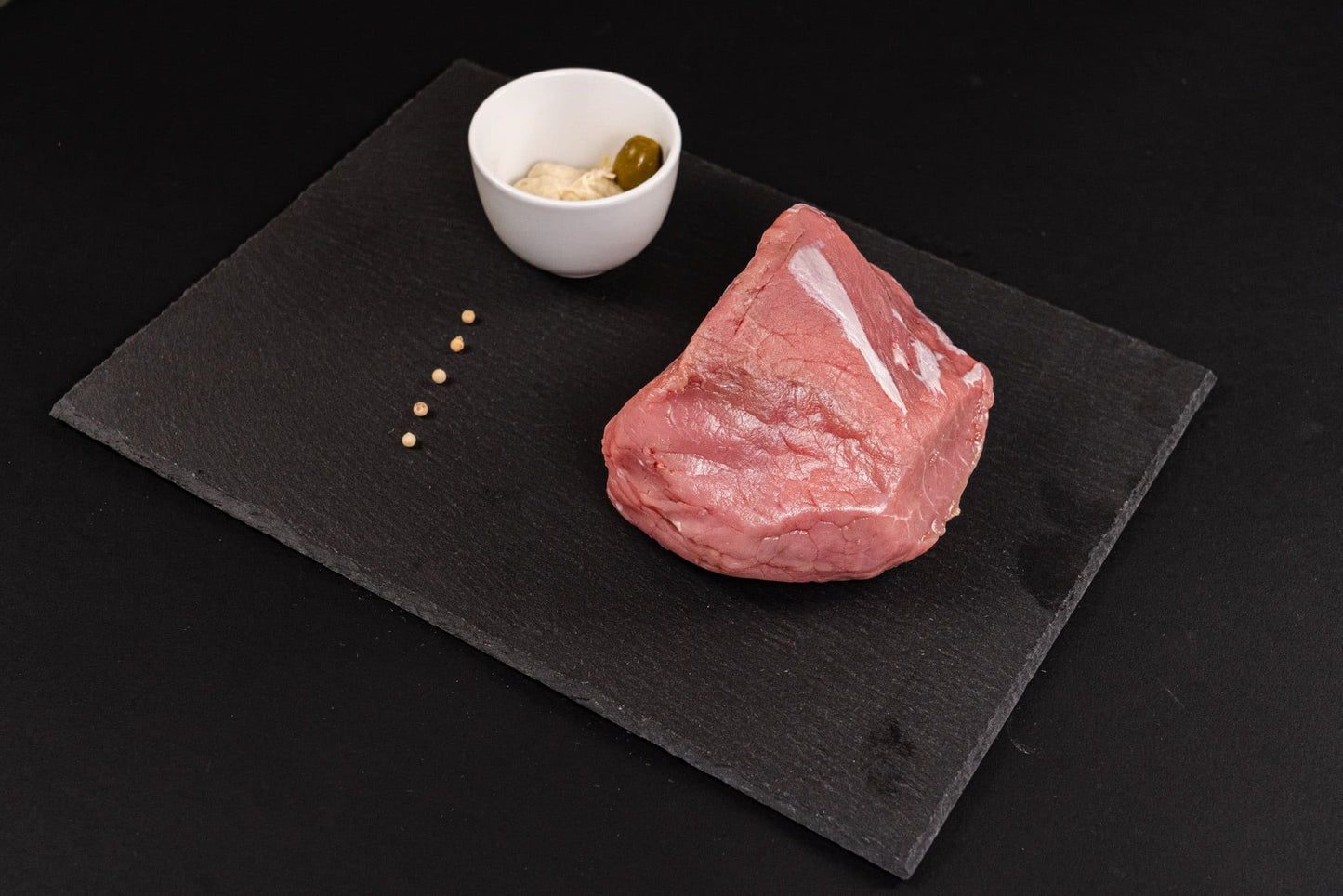 Il nostro Vitello Tonnato proviene dalla pregiata razza Limousine, cresciuto in Valchiavenna. Conosciuto per la sua straordinaria tenerezza, questo taglio di carne è l'ingrediente perfetto per un piatto tradizionale italiano.