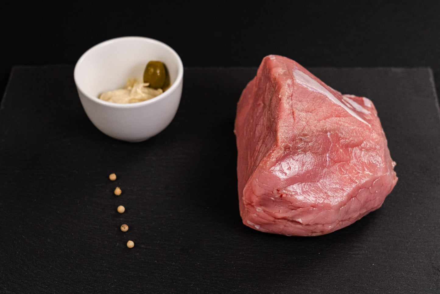 Il nostro Vitello Tonnato proviene dalla pregiata razza Limousine, cresciuto in Valchiavenna. Conosciuto per la sua straordinaria tenerezza, questo taglio di carne è l'ingrediente perfetto per un piatto tradizionale italiano.