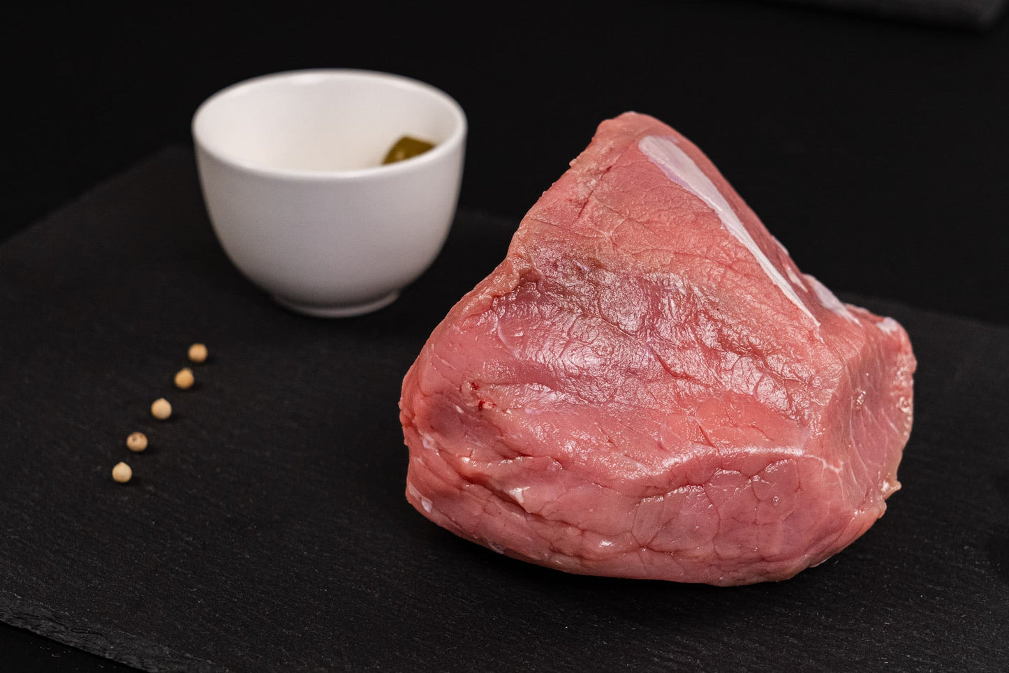 Il nostro Vitello Tonnato proviene dalla pregiata razza Limousine, cresciuto in Valchiavenna. Conosciuto per la sua straordinaria tenerezza, questo taglio di carne è l'ingrediente perfetto per un piatto tradizionale italiano