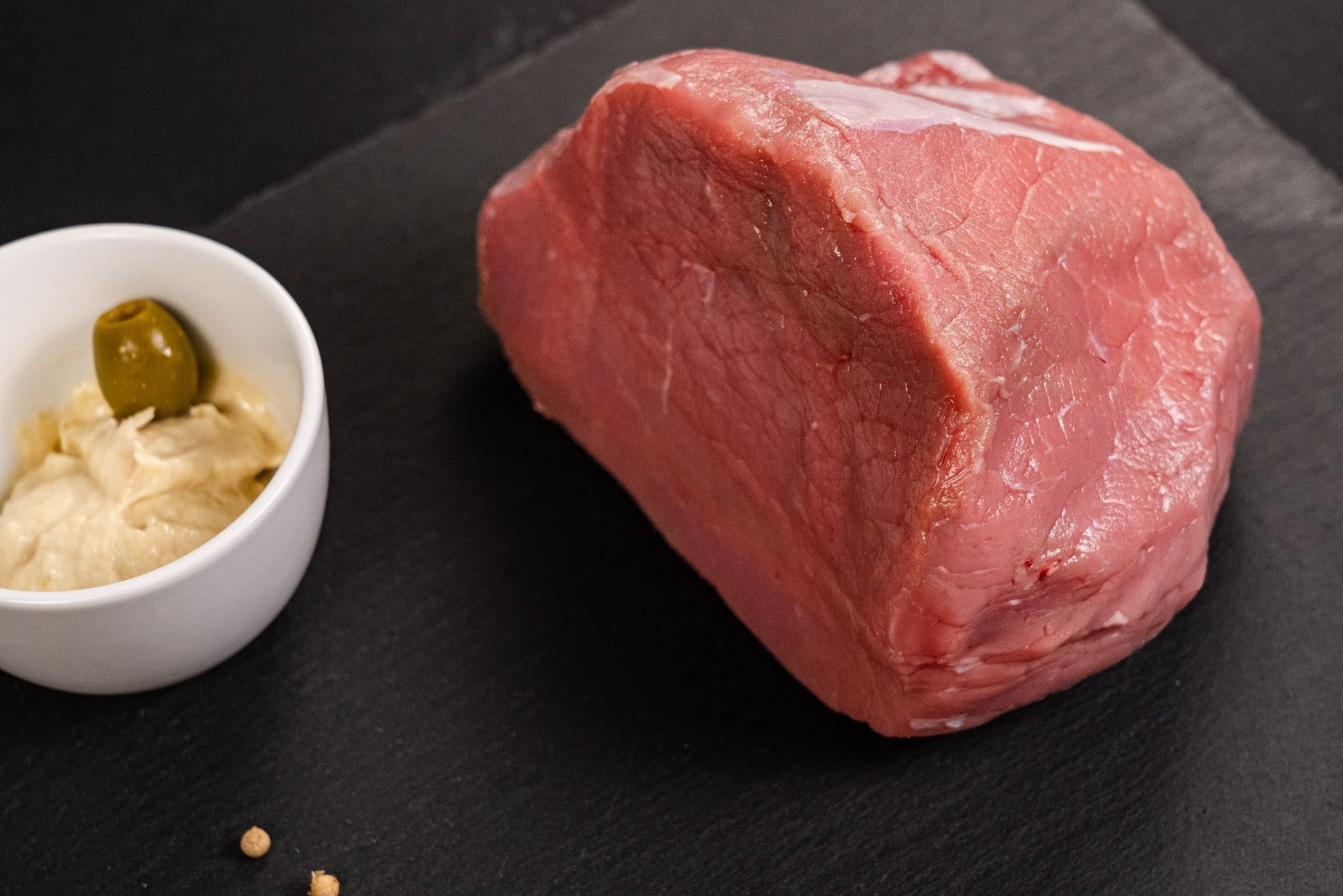 Il nostro Vitello Tonnato proviene dalla pregiata razza Limousine, cresciuto in Valchiavenna. Conosciuto per la sua straordinaria tenerezza, questo taglio di carne è l'ingrediente perfetto per un piatto tradizionale italiano.